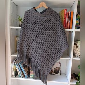 Women's Knit Poncho Fringe Soft Grey Size Medium Y2K Boho Cozy Festival